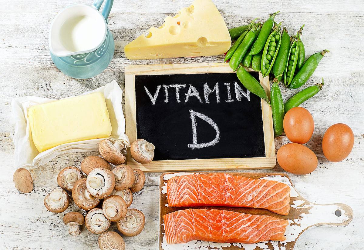 Продукти, багаті на вітамін D: лосось, яйця, молоко, сир, гриби, зелений горошок і вершкове масло.