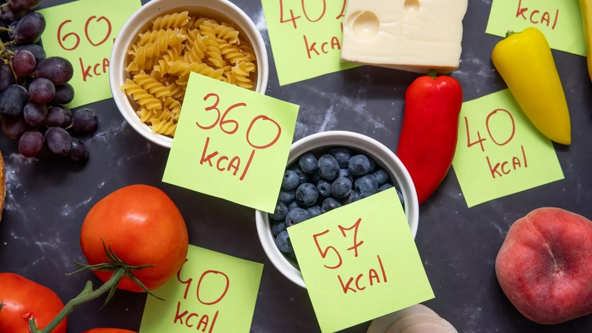 Різні продукти з наклейками калорійності — приклад підрахунку калорій та вибору продуктів для збалансованого раціону.