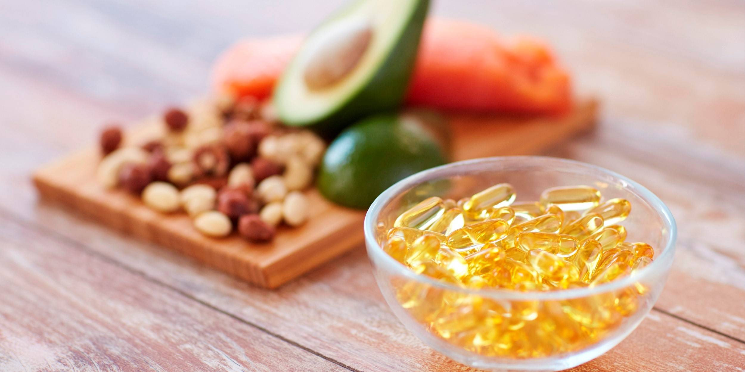 Продукти, багаті на омега-3 — горіхи, авокадо, червона риба та капсули для підтримки серця і травної системи