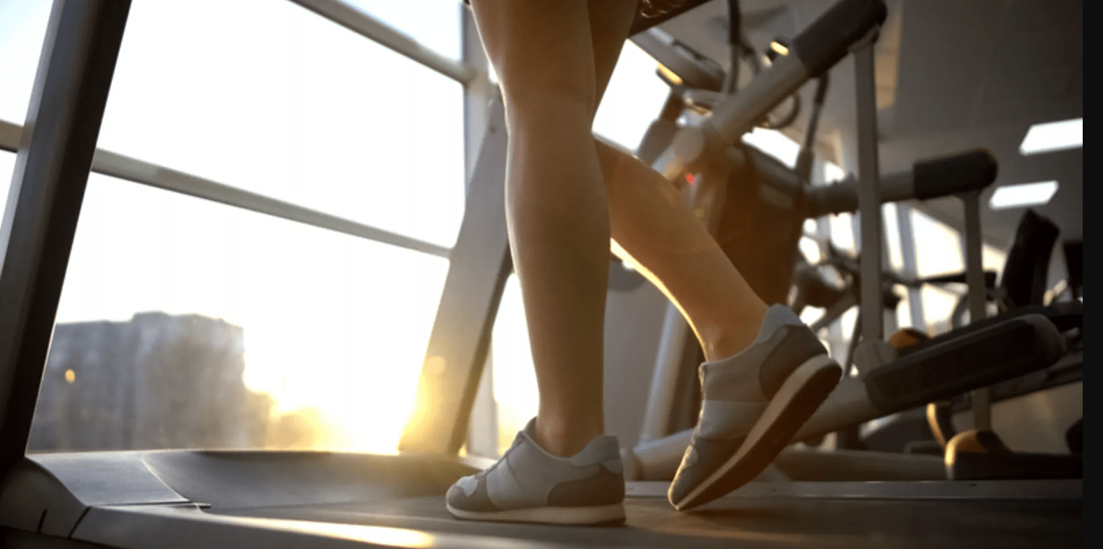 Силует жінки, яка біжить на пробіжці під час заходу сонця