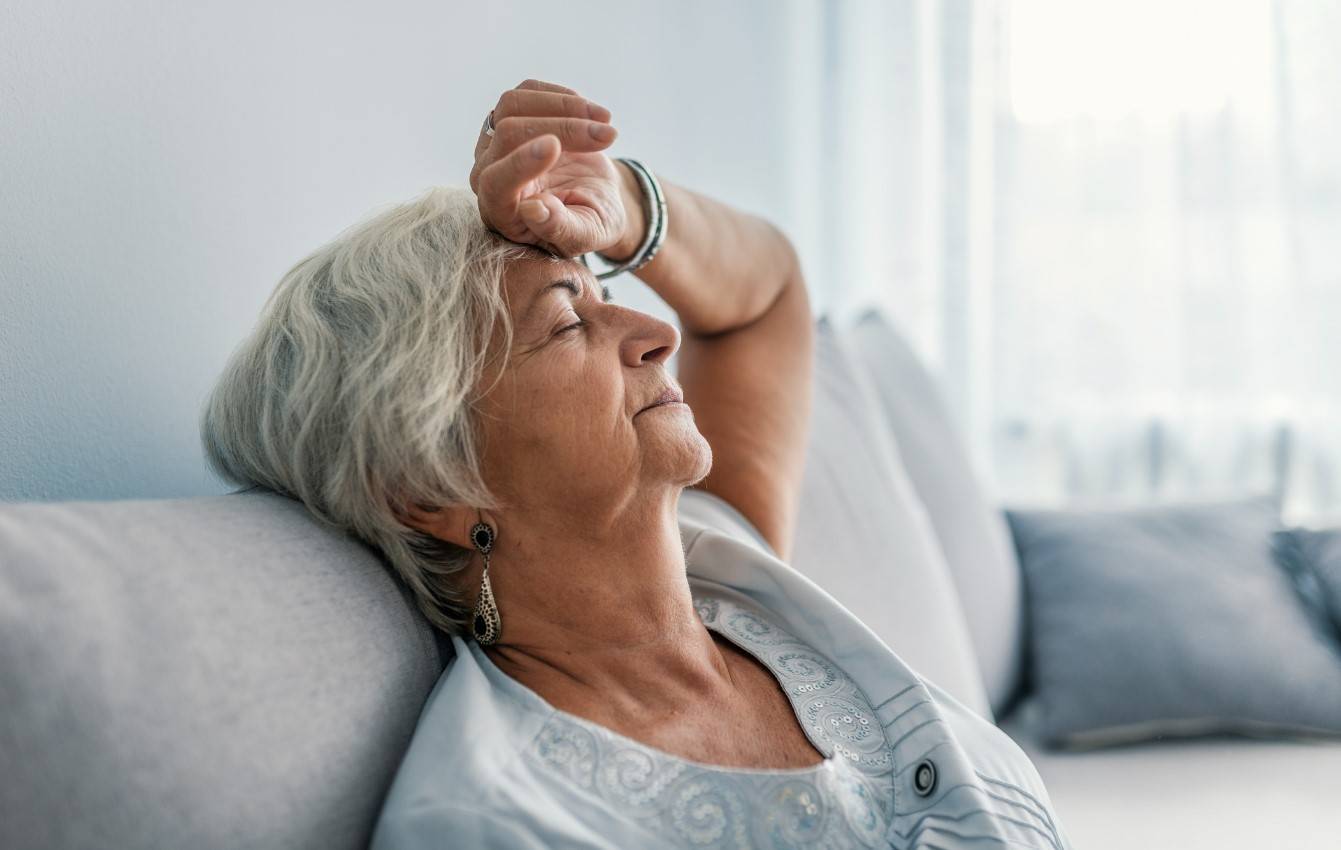 Слабкість і запаморочення у літньої жінки – можливі симптоми анемії та низького гемоглобіну.