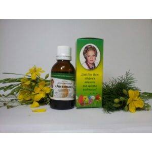 Антитоксичні краплі «Антивак» у флаконі та упаковці серед лікарських рослин.