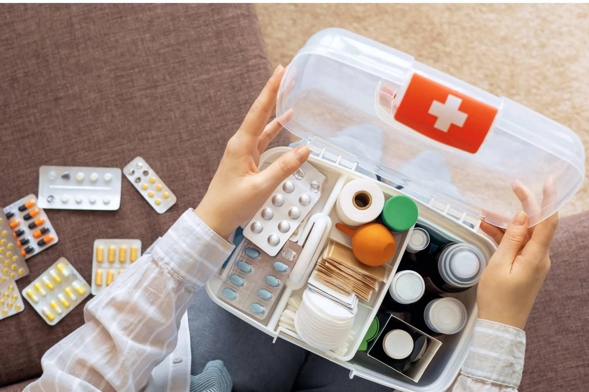 Домашня аптечка з ліками та перев’язувальними матеріалами – необхідний набір для надання першої допомоги.