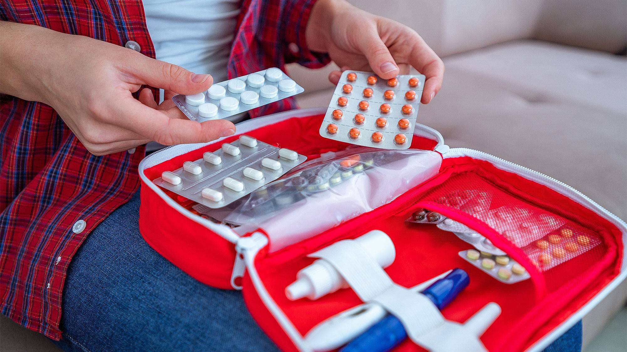 Дорожня аптечка з медикаментами – набір ліків для подорожей та екстрених ситуацій.