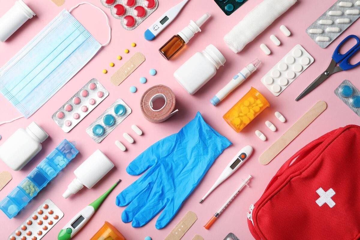 Домашня аптечка – набір ліків, термометр, бинти та засоби першої допомоги.