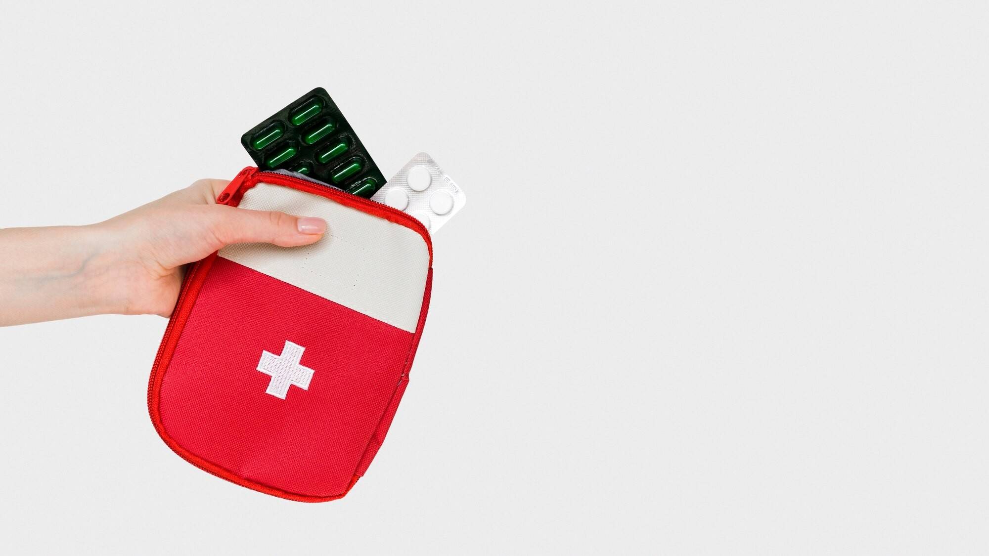 Домашня аптечка з ліками – базовий набір медикаментів для надання першої допомоги.