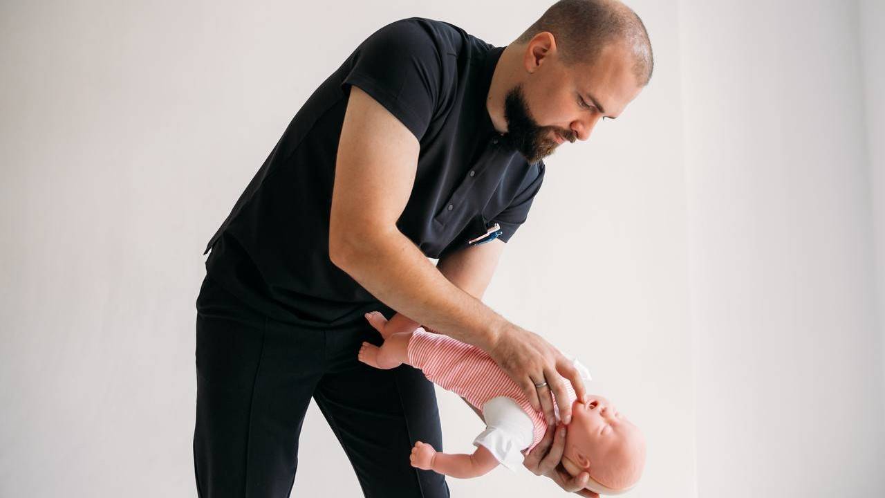 Перша допомога немовляті при удушенні – правильна техніка допомоги, якщо дитина подавилась.