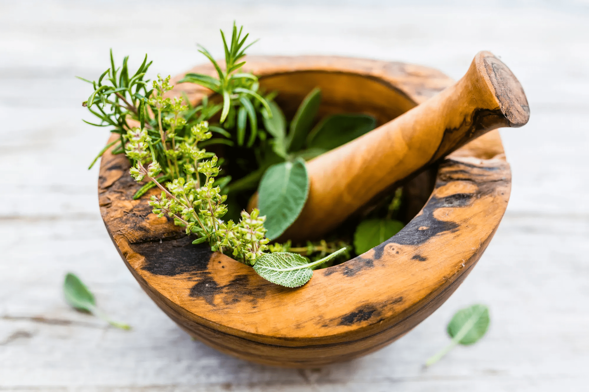 Лікарські трави для жіночого здоров’я в дерев’яній ступці — фітотерапія в гінекології