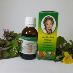 Фітокомпозиція «Імунат» у флаконі та упаковці серед лікарських рослин — рослинна добавка для підтримки імунітету.