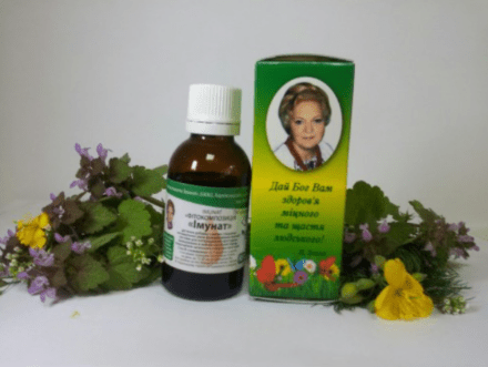 Фітокомпозиція «Імунат» у флаконі та упаковці серед лікарських рослин — рослинна добавка для підтримки імунітету.