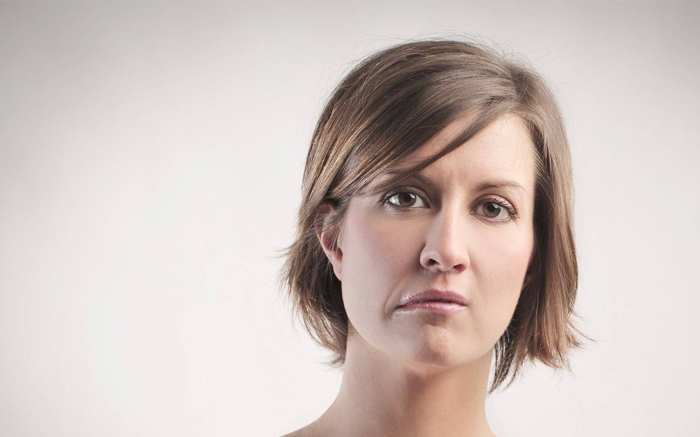 Жінка з частковим перекосом обличчя та слабкістю мімічних м’язів, прояв невриту лицьового нерва