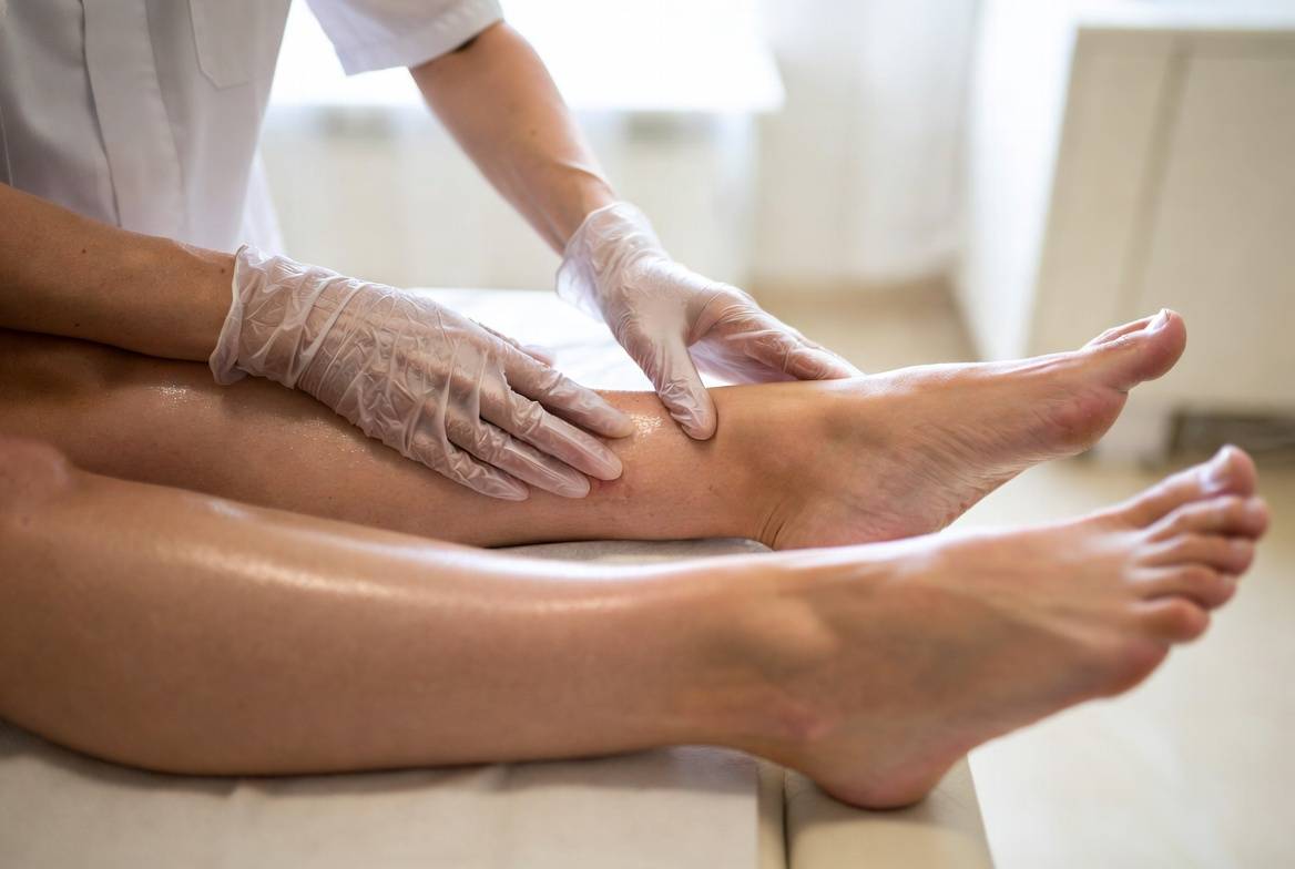 Огляд набряклих ніг фахівцем