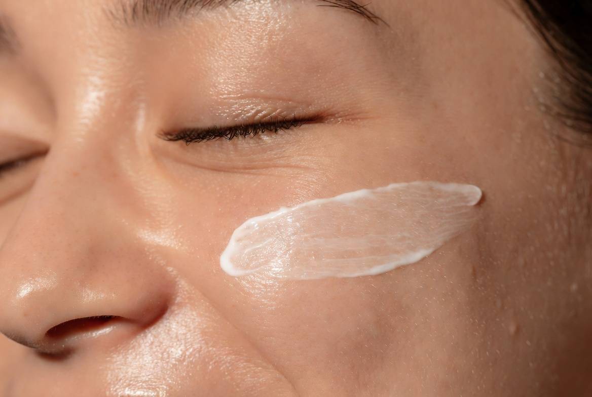 Сонцезахисний засіб на шкірі обличчя