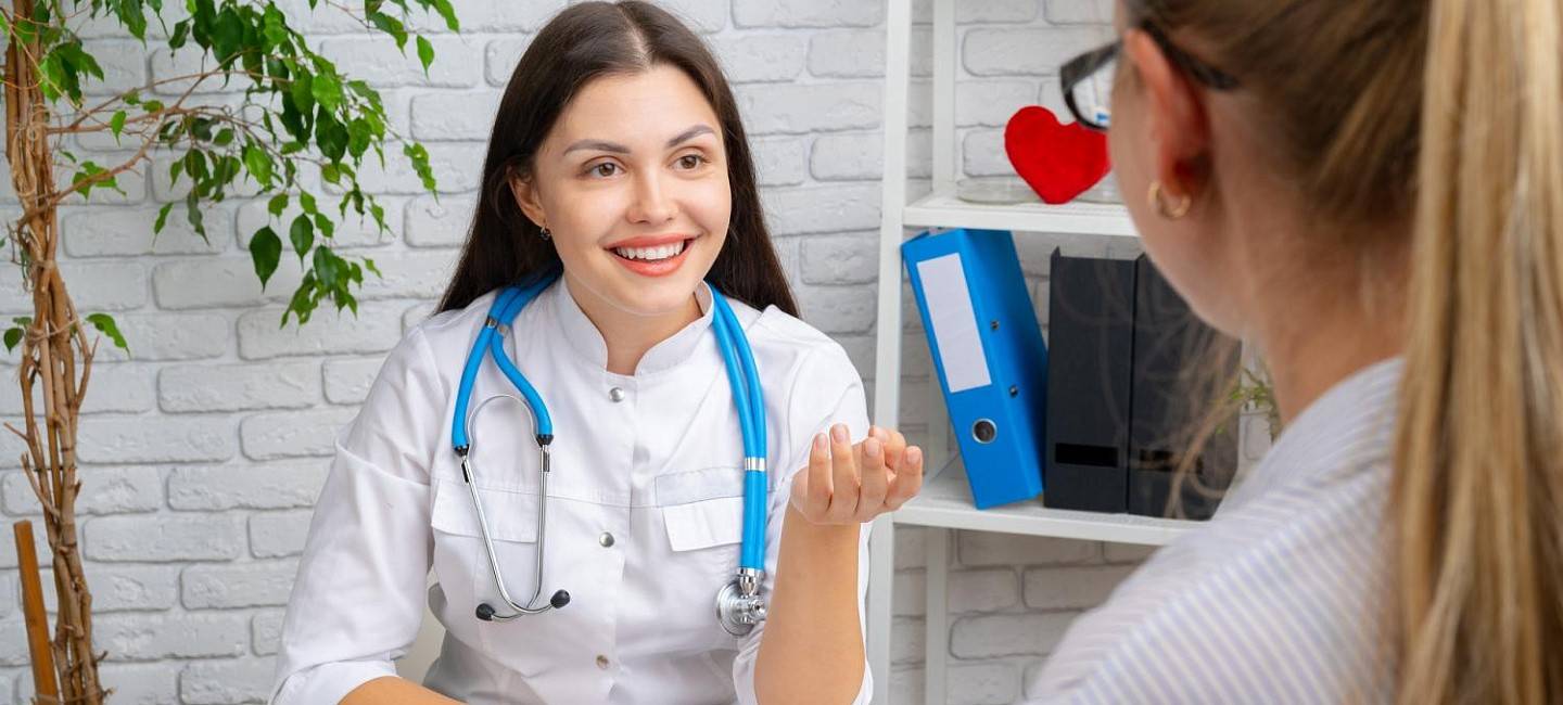 Консультація жінки з лікарем щодо здоров’я молочних залоз та профілактики раку грудей.