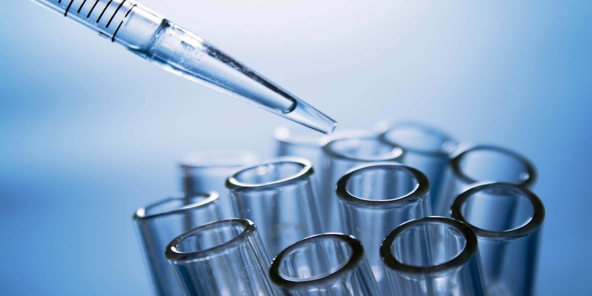 Лабораторне дослідження зразків крові за допомогою піпетки та пробірок