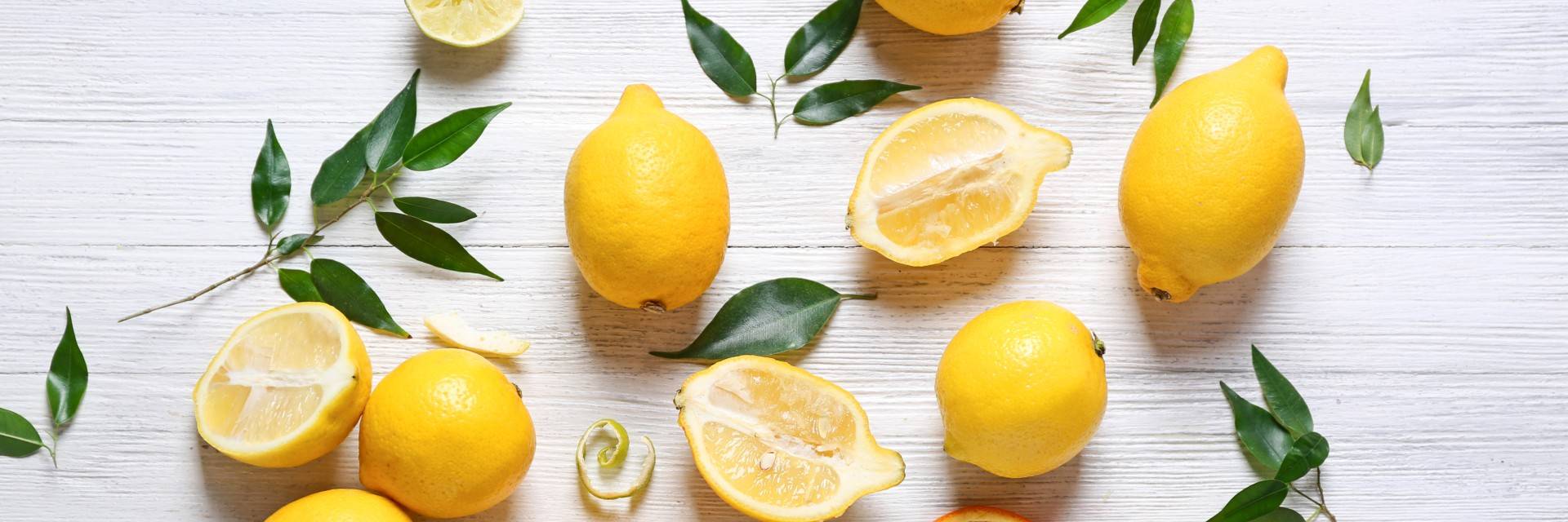 Лимони на столі — природне джерело вітаміну C для підтримки імунної системи.