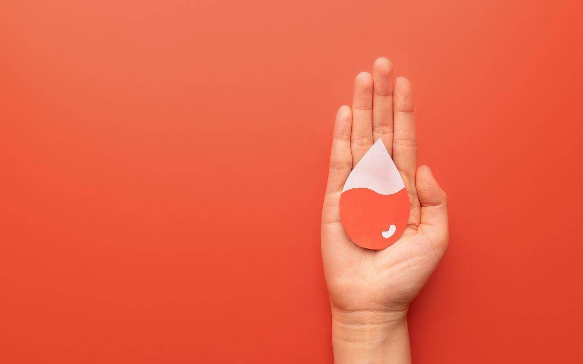 Крапля крові на долоні — дефіцит заліза, аналіз крові та показники гемоглобіну