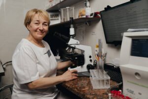 лаборант здійснює аналіз крові